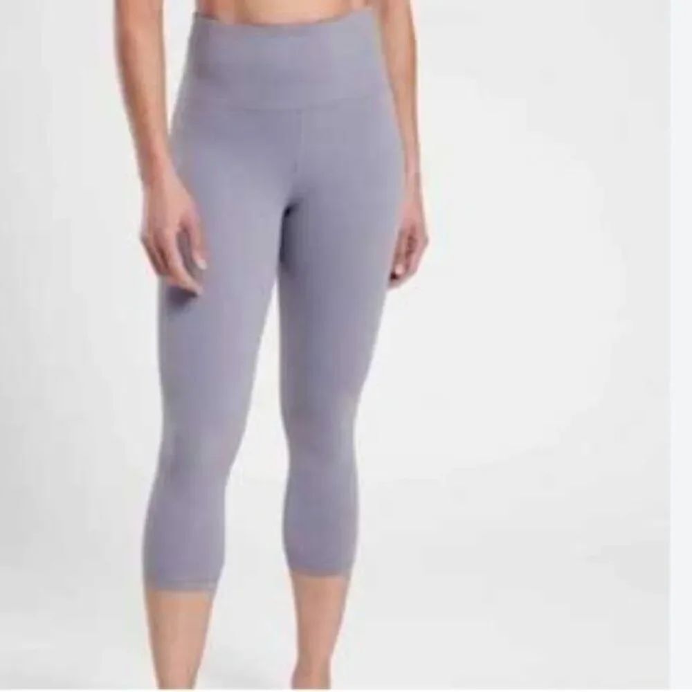 Like New! Athleta Salutation Stash Pocket II 7/8 Tight Tempest Violet in Size S